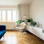 Téléviseur connecté dans un salon lumineux avec canapé bleu
