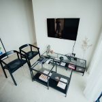 Téléviseur à écran plat fixé au mur dans un salon