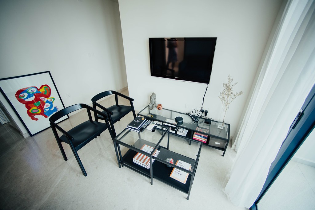 Téléviseur à écran plat fixé au mur dans un salon