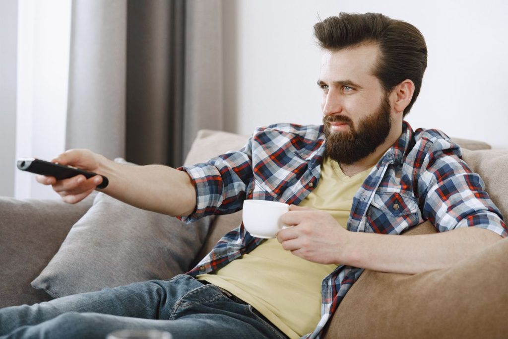 Personne regardant la télévision confortablement installée