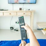 Personne regardant la télévision confortablement installée