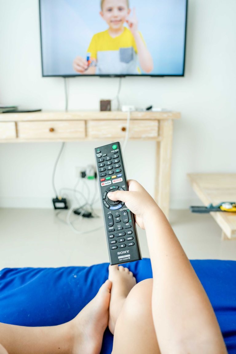 Personne regardant la télévision confortablement installée