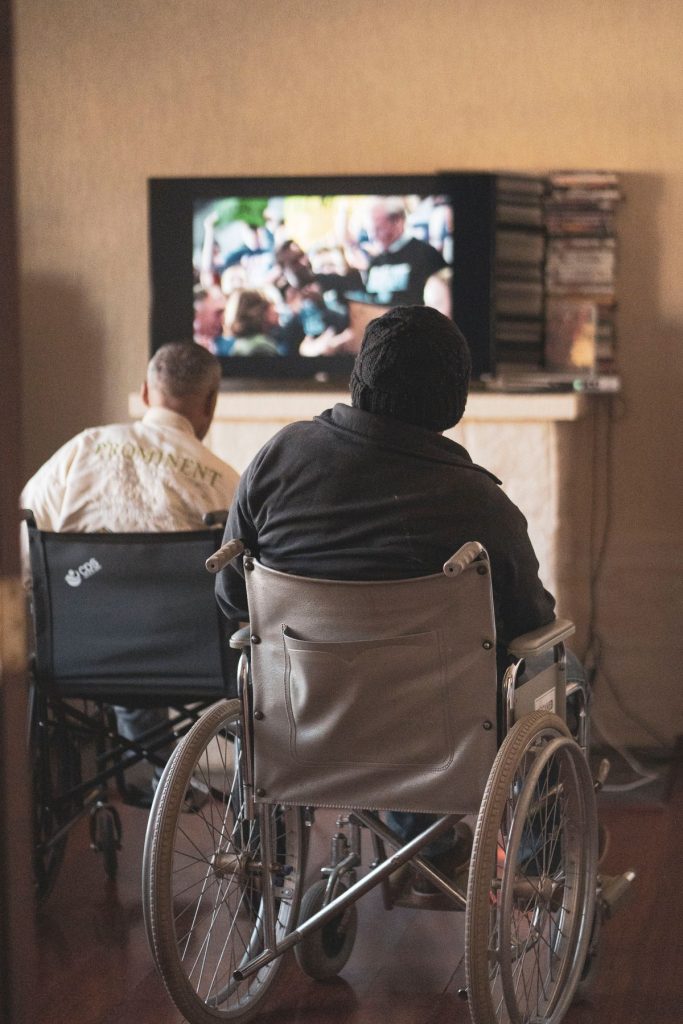 Personne regardant la télévision confortablement installée