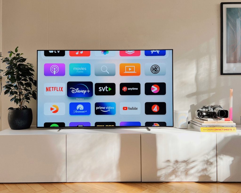 Téléviseur diffusant un programme en direct dans un salon