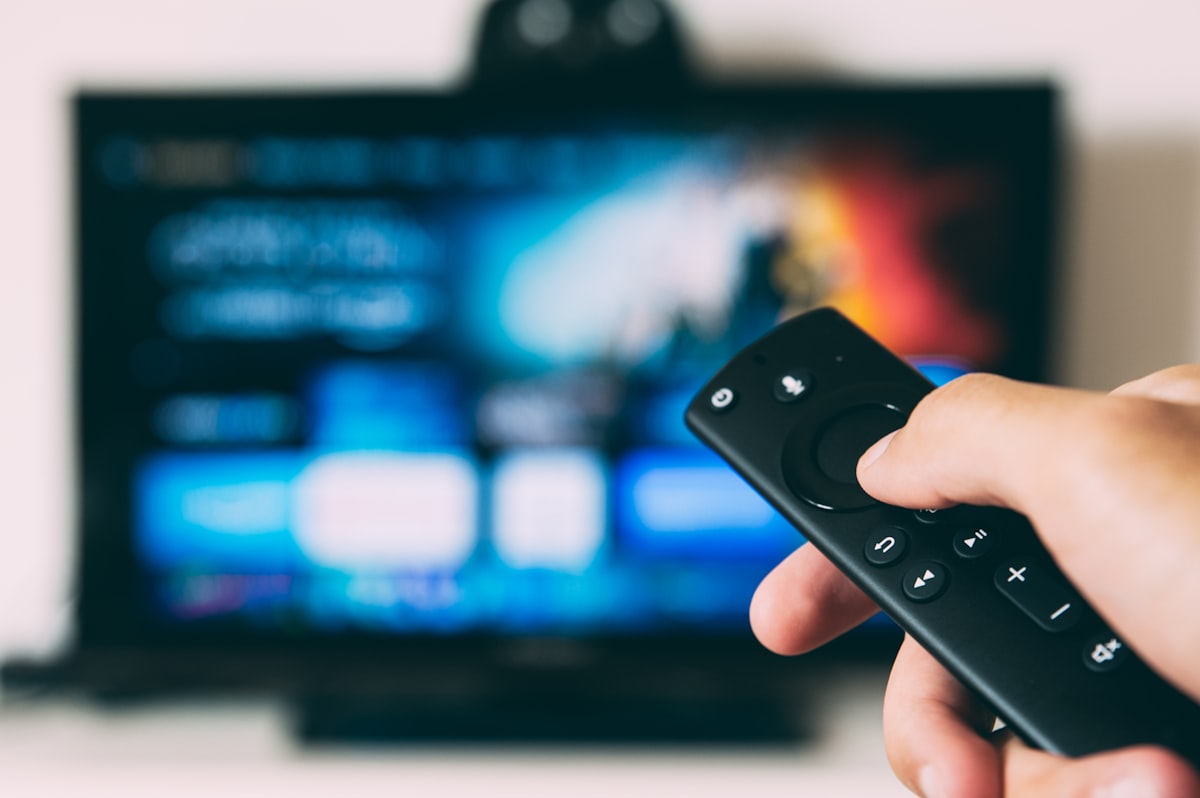 Téléviseur diffusant un programme en direct dans un salon