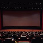 Personne regardant un film en streaming sur un écran