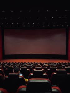 Personne regardant un film en streaming sur un écran