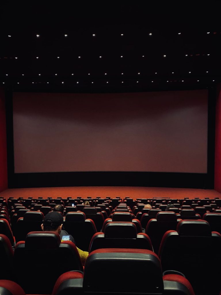 Personne regardant un film en streaming sur un écran