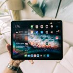 Ordinateur portable, tablette et smartphone posés côte à côte