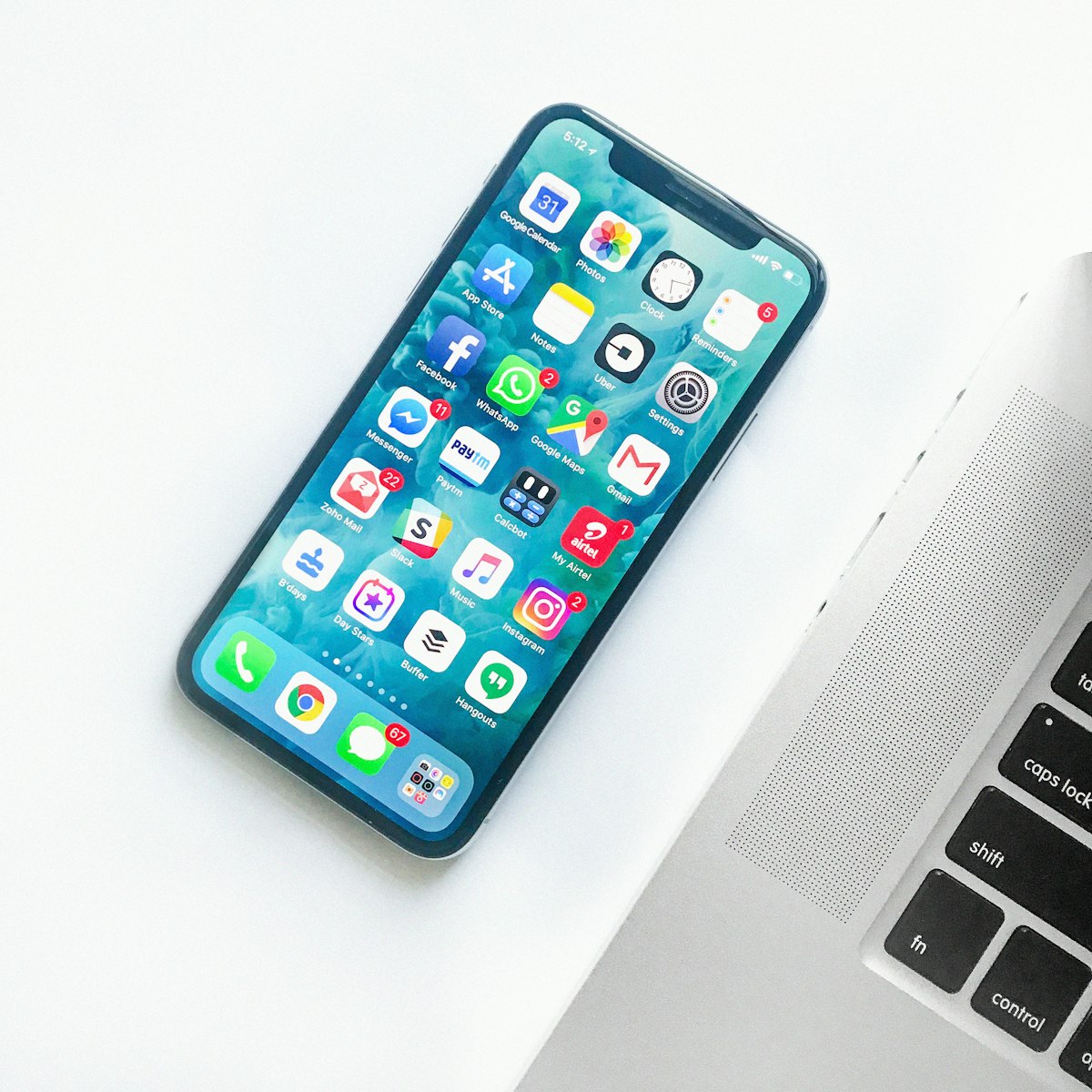 Personne utilisant une application de streaming sur son smartphone