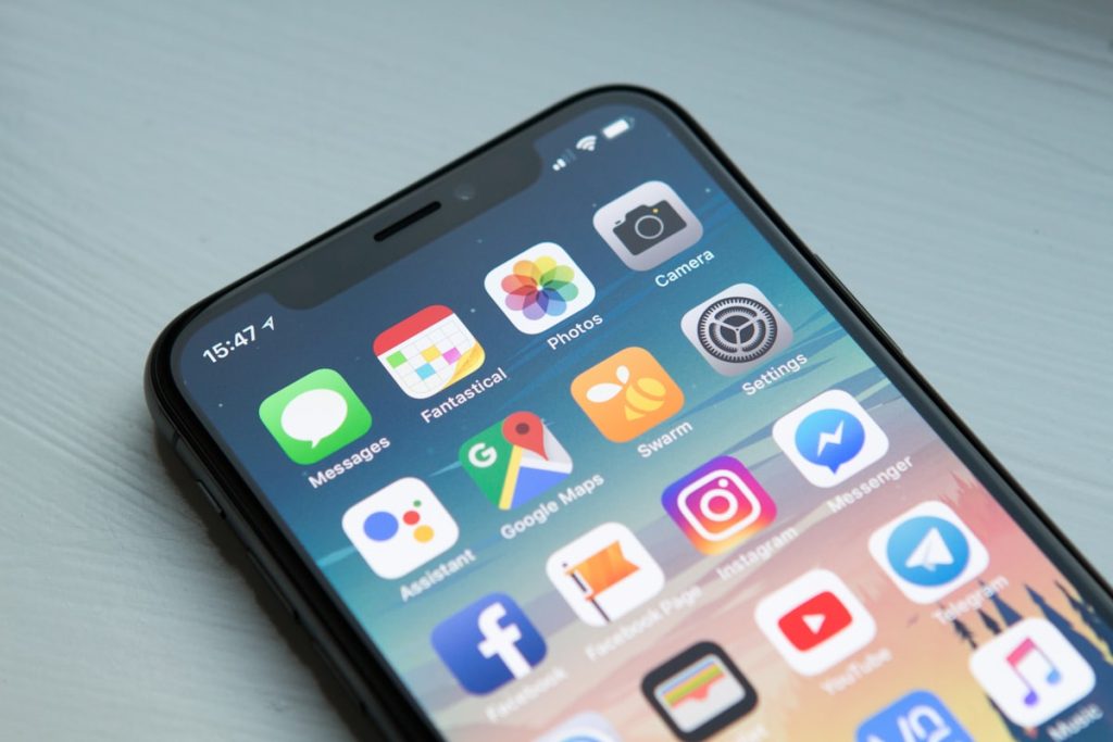 Personne utilisant une application de streaming sur son smartphone