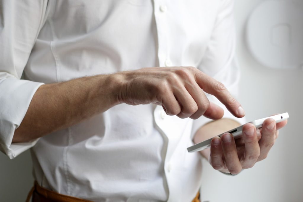 Personne utilisant une application de streaming sur son smartphone