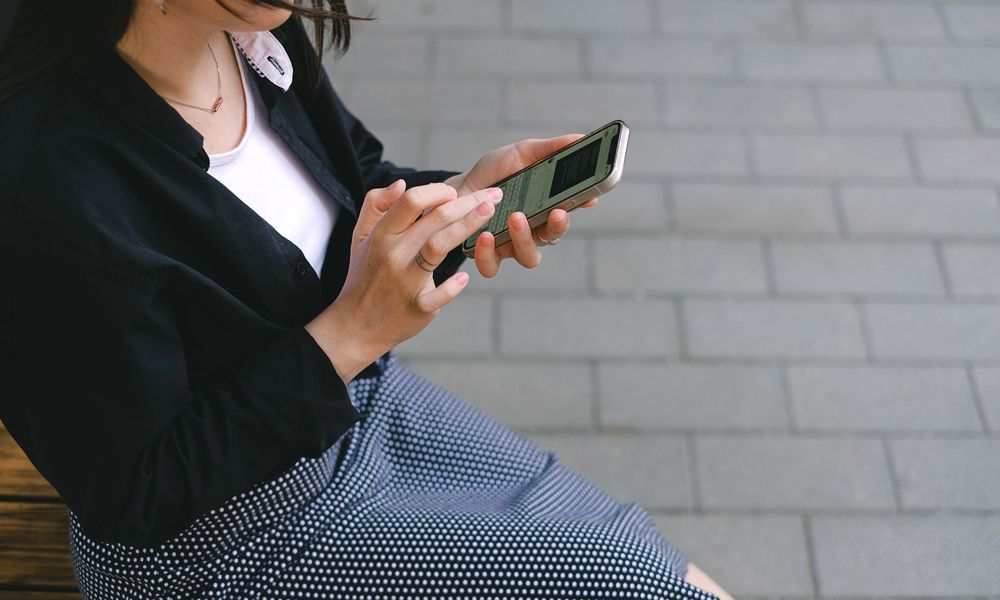 Personne consultant son téléphone en mobilité
