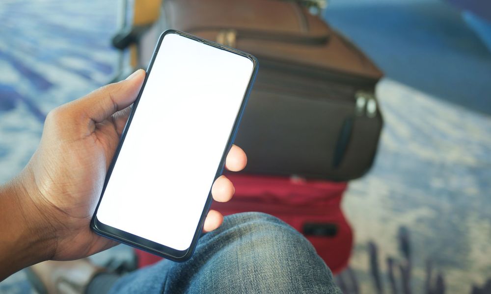 Smartphone utilisé en extérieur pour regarder du contenu