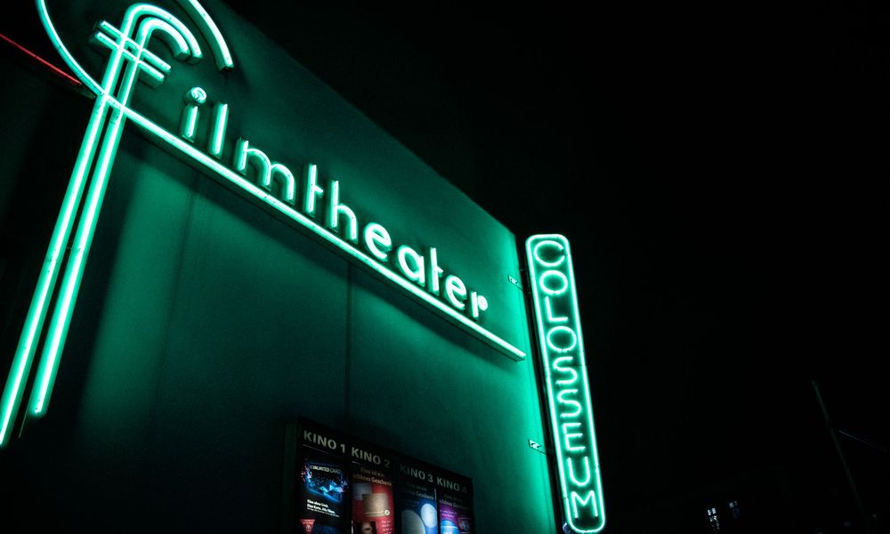 Enseigne lumineuse d'un cinéma la nuit