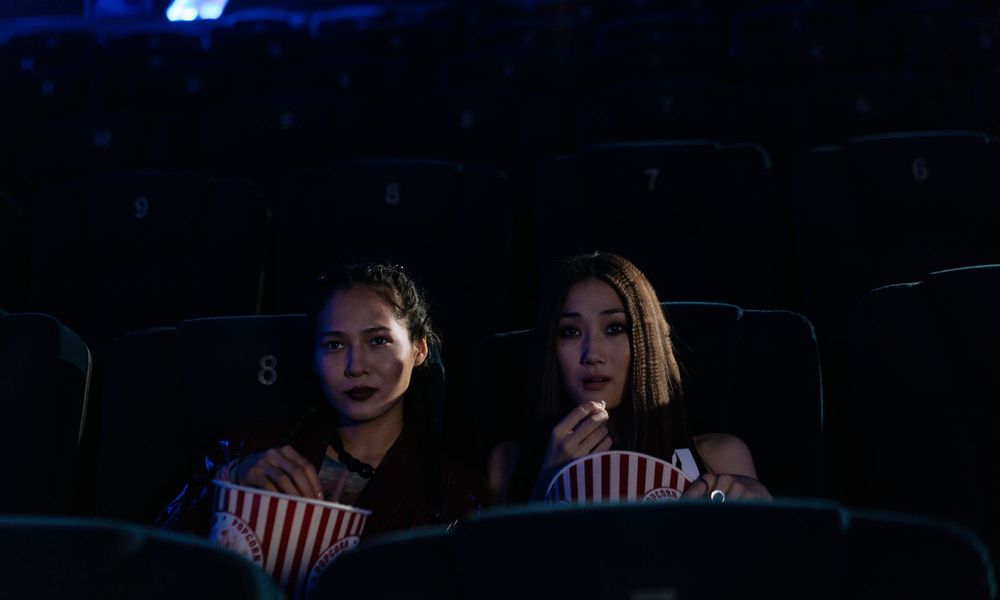 Spectatrices au cinéma avec du pop-corn