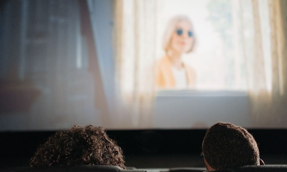 Projection d'un film sur grand écran de cinéma