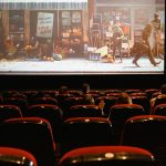 Salle de cinéma avec écran et fauteuils