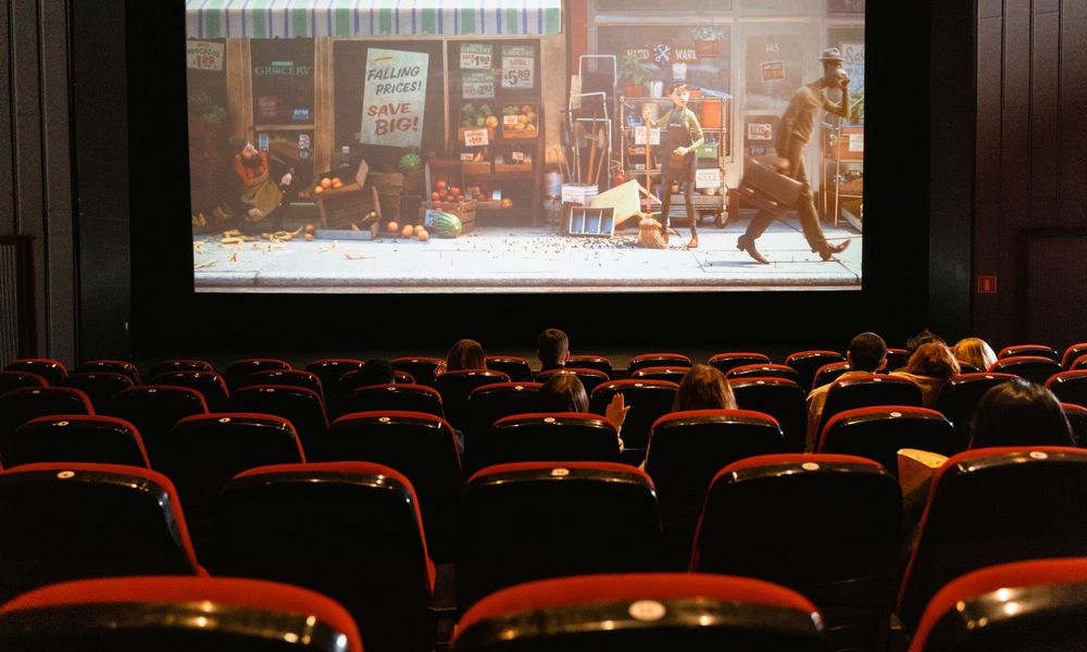 Salle de cinéma avec écran et fauteuils