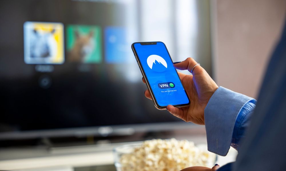 Smartphone et téléviseur pour regarder ses programmes