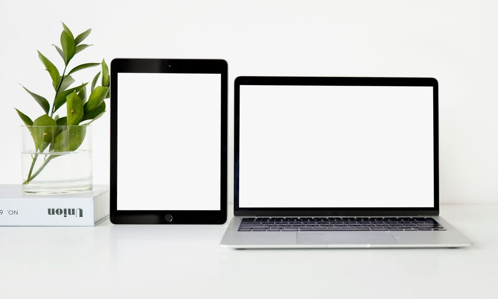 Plusieurs appareils : ordinateur portable et tablette