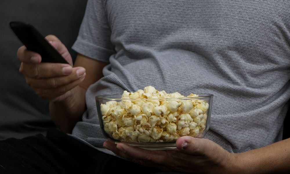 Pop-corn et télécommande pour une soirée à la maison