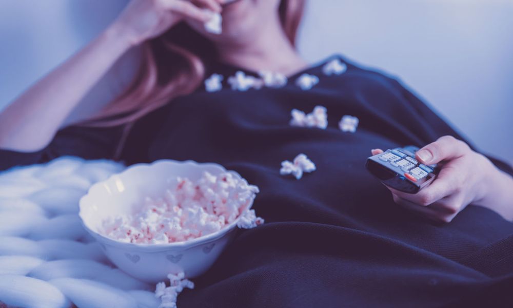 Détente devant la télévision avec du pop-corn
