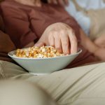 Couple partageant une soirée film avec du pop-corn