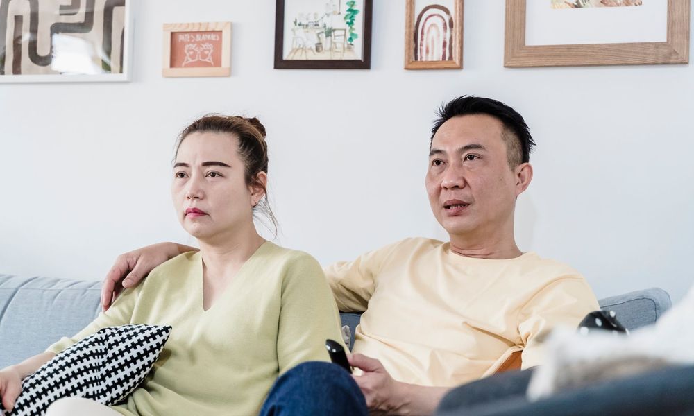 Couple regardant la télévision sur le canapé