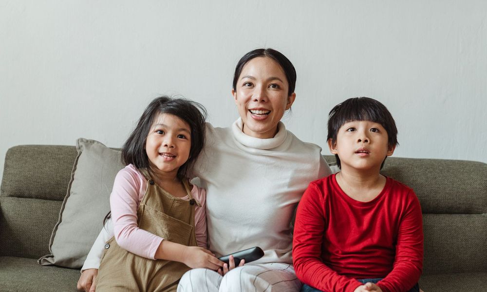 Famille regardant un programme ensemble