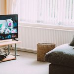 Salon équipé d'un téléviseur connecté pour toute la famille