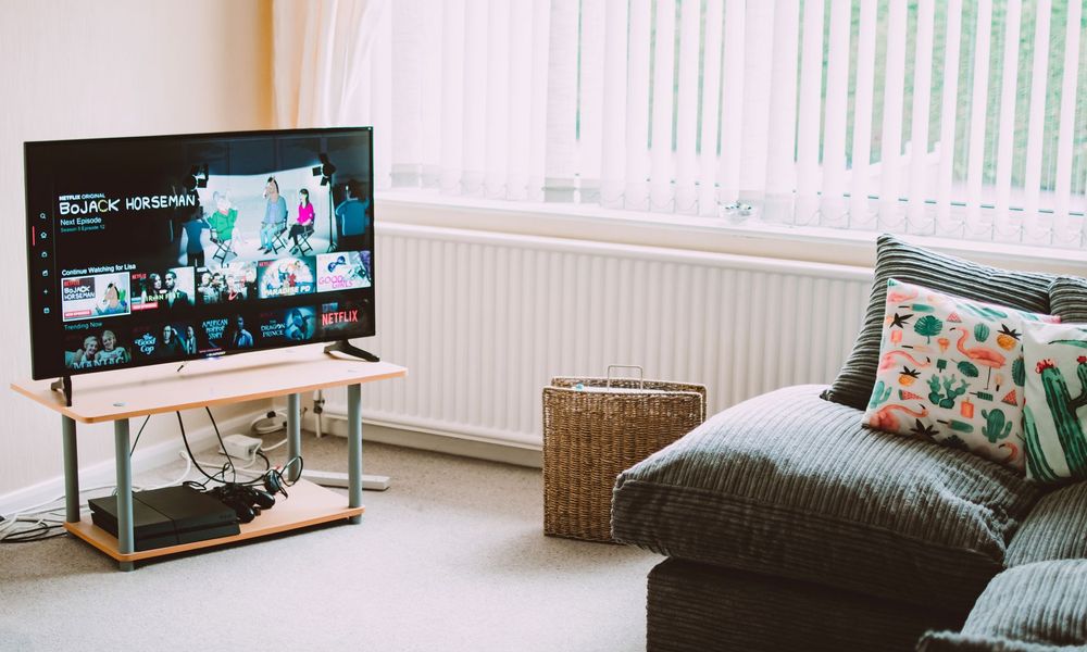 Salon équipé d'un téléviseur connecté pour toute la famille