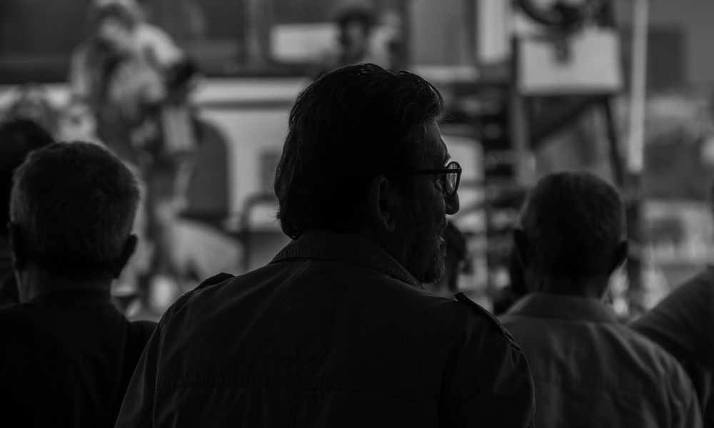 Spectateurs regardant un écran