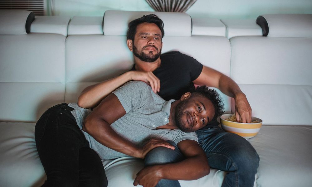 Couple regardant la télévision confortablement installé