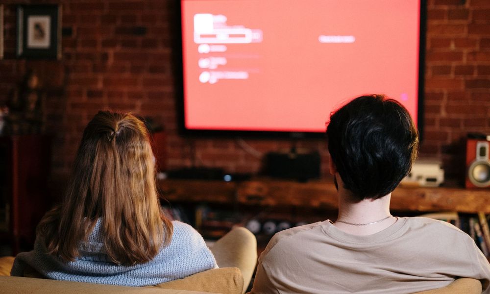 Couple regardant un film à la télévision