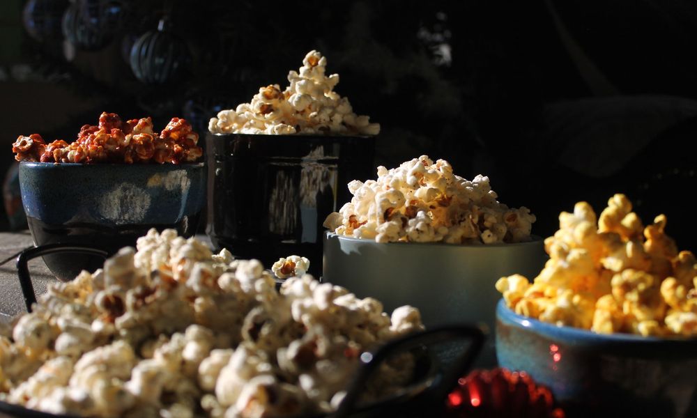 Pop-corn servi pour une séance à la maison