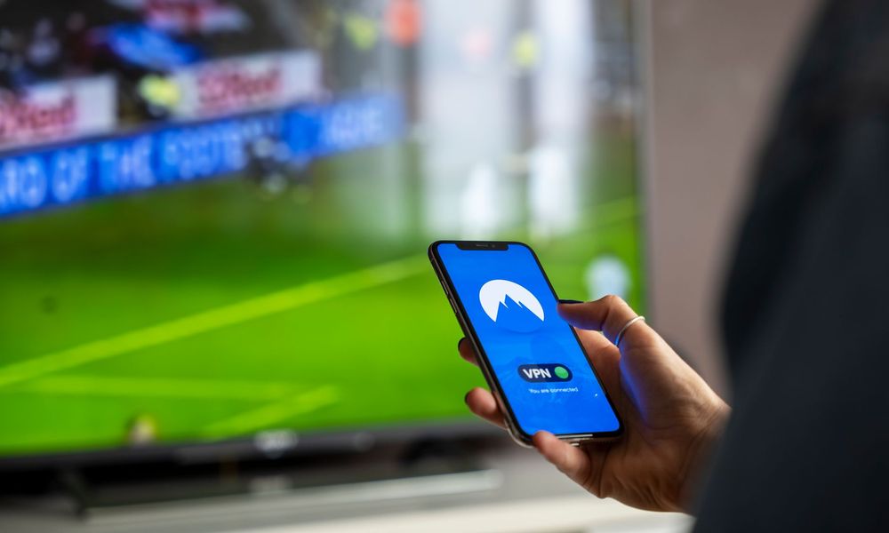 Match de football suivi sur smartphone et téléviseur