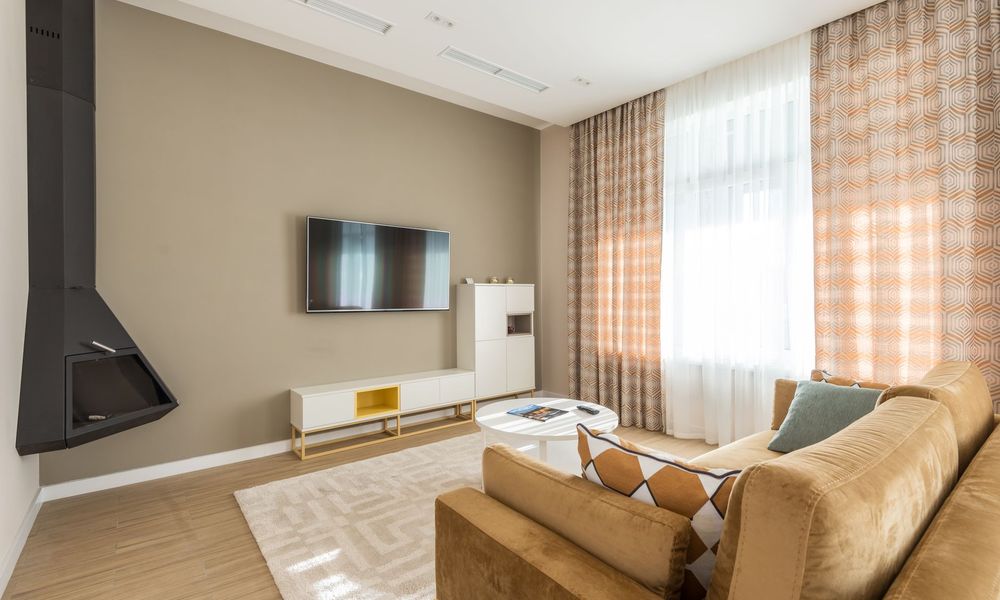 Salon lumineux avec téléviseur