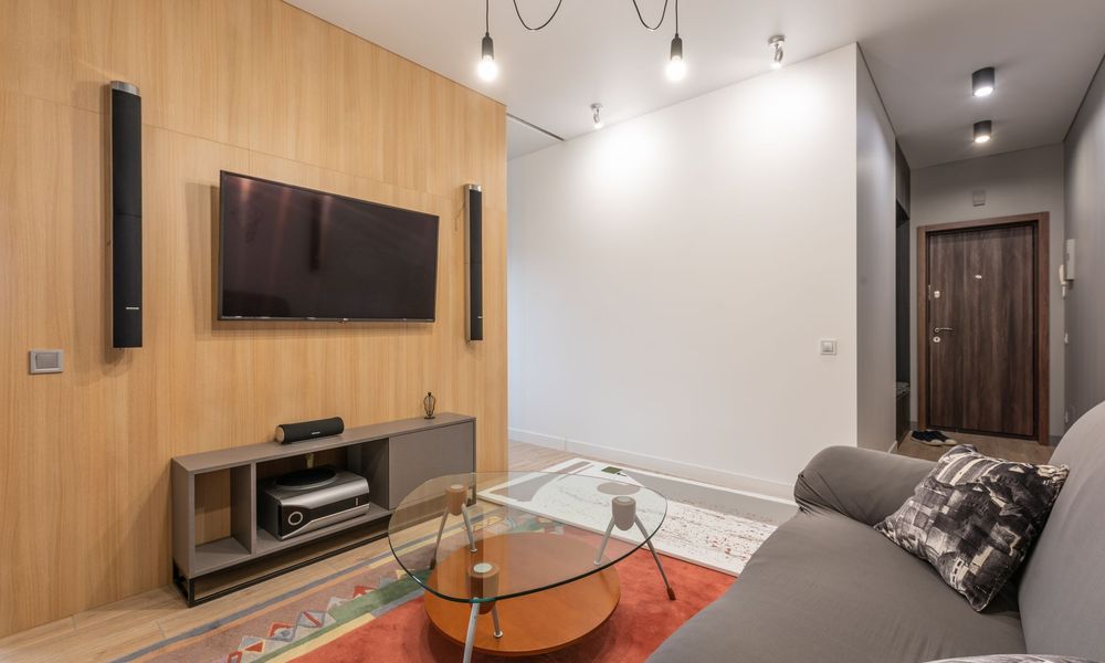 Téléviseur mural dans un salon moderne