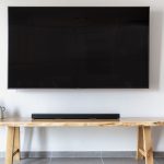 Téléviseur connecté fixé au mur dans un salon