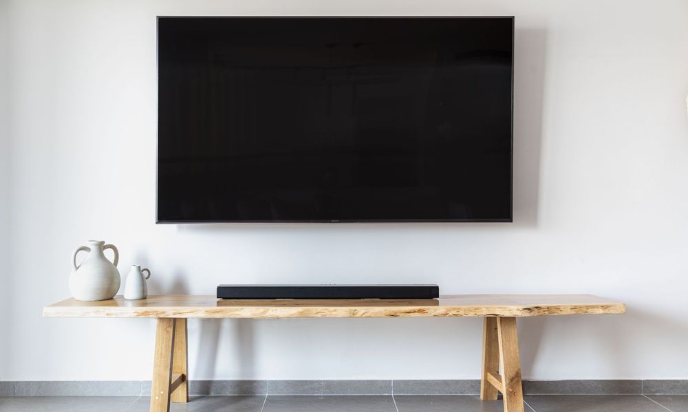 Téléviseur connecté fixé au mur dans un salon