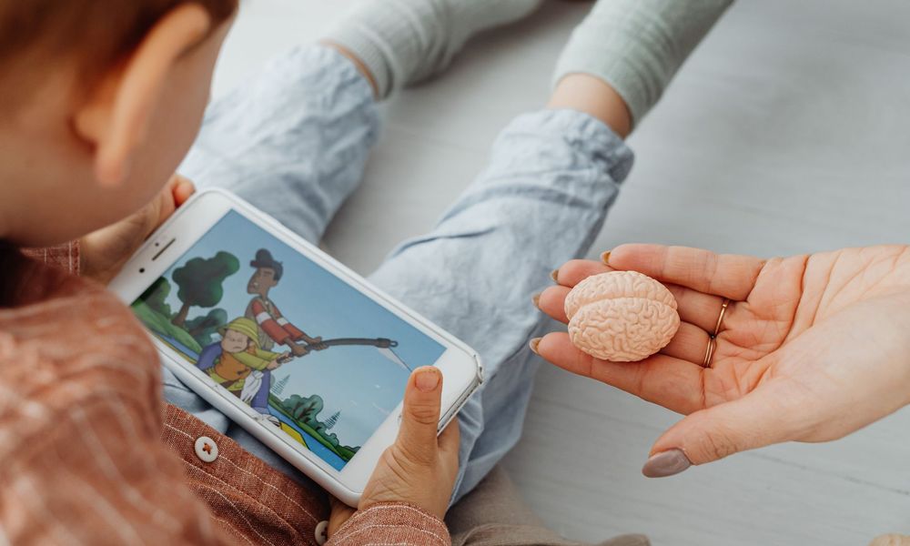Enfant regardant un dessin animé sur une tablette
