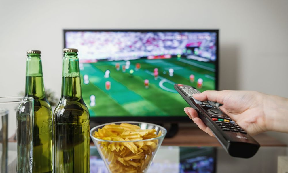 Match de football à la télévision avec une télécommande