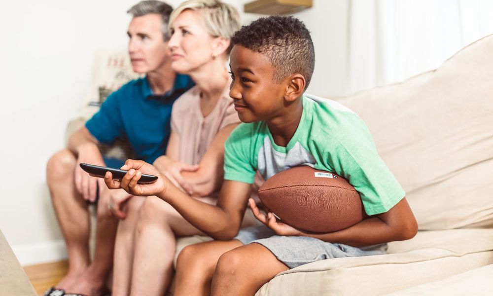 Famille regardant du sport à la télévision
