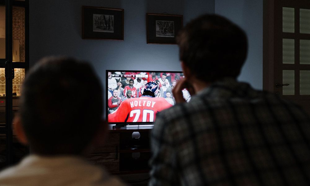 Spectateur regardant un match de football à la télévision
