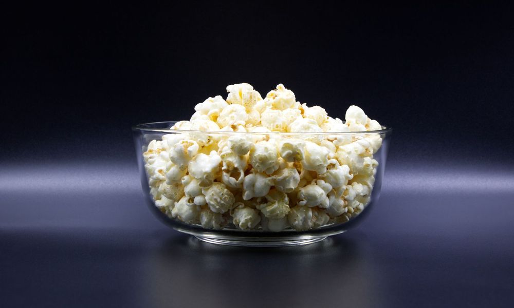 Bol de pop-corn pour une soirée film
