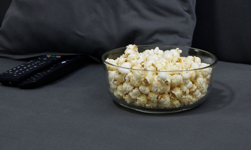 Bol de pop-corn devant la télévision pour une soirée film