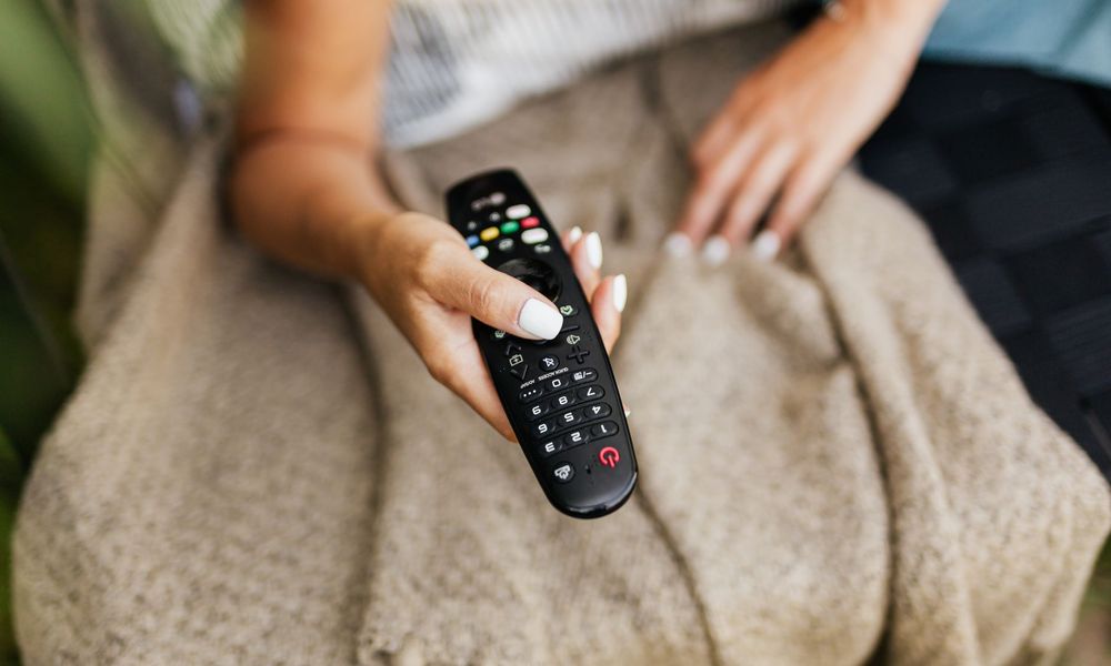 Télécommande en main, bien installé sous un plaid
