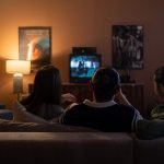 Soirée détente devant la télévision à la maison