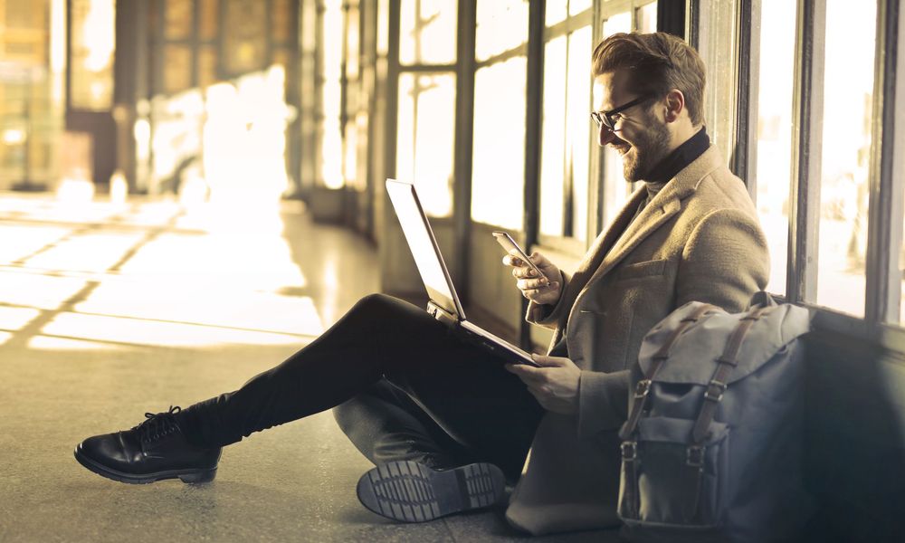 Personne en voyage utilisant un ordinateur portable